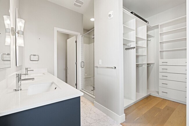 Building Photo - Beautiful 2 Bedroom 2 Bath Condo in the Heart of Rino District!