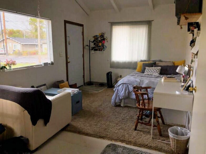 Far north-end over-sized bedroom. Door is to the exterior - 804 NW 29th St