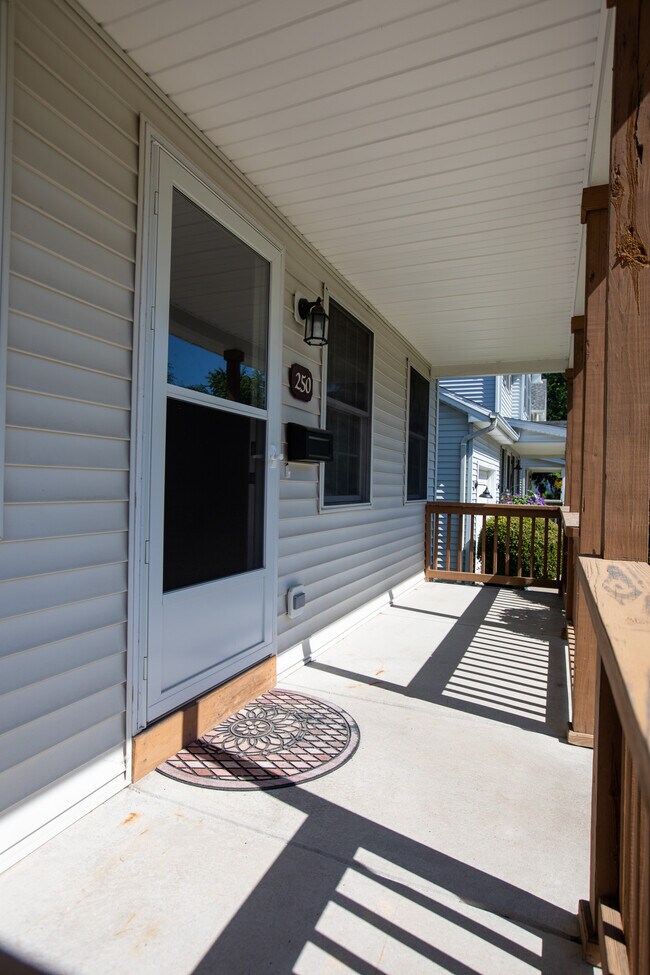 Front Porch - 250 Lyndale Ave