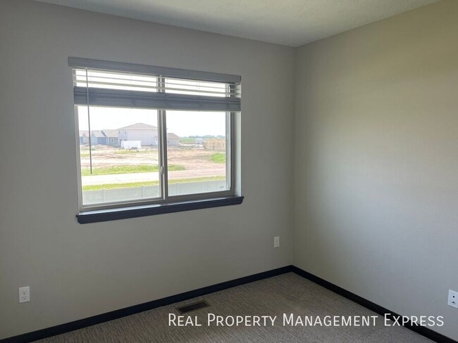 Building Photo - Beautiful 3 Bedroom 1.5 Bathroom Townhome!