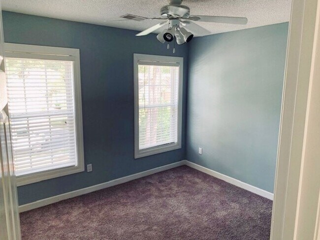 Building Photo - Location: Beautiful 3 bedroom, 2.5 bathroom single family home in Eagles Pointe Bluffton SC!