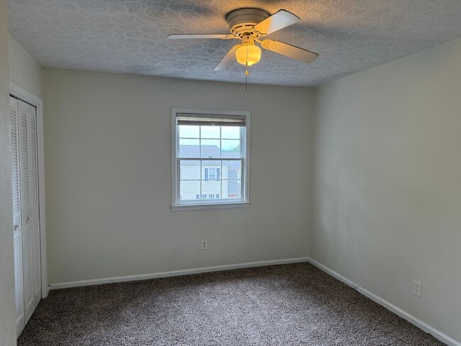 Building Photo - 3 Bed 1.5 Bath Townhouse Near Peaks View Park