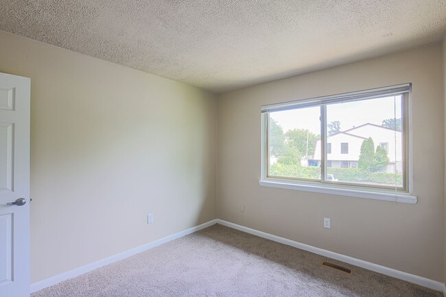 Building Photo - 14 King Henry Cir