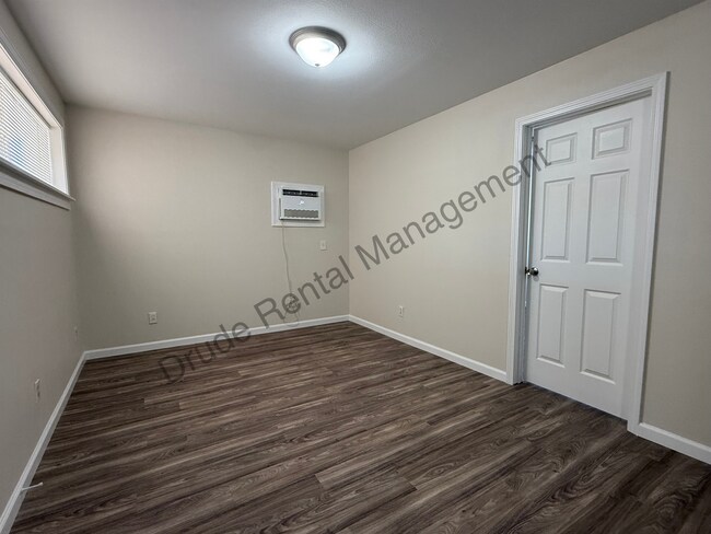 Building Photo - 105 N Ruland St