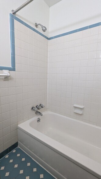 Building Photo - 302 Crescent Ct
