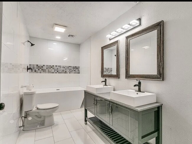 Building Photo - Fully Remolded 2bed/2bath with a Versatile...