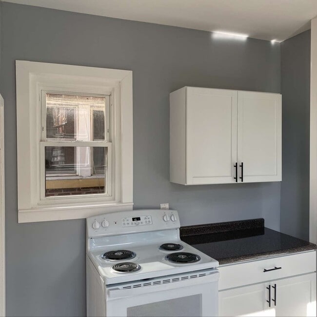 Building Photo - 1341 E Long St