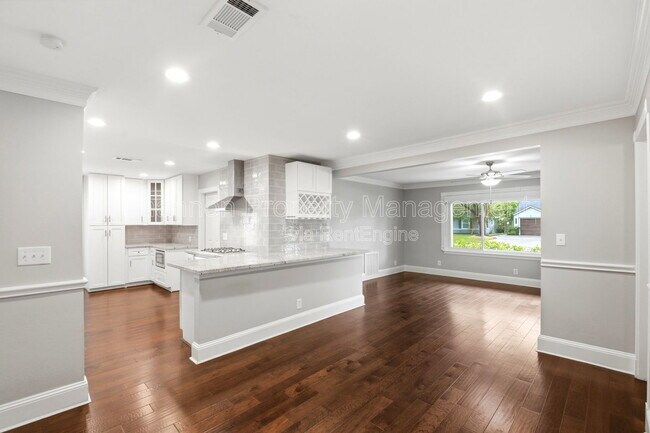 Building Photo - 2207 Saxon Dr