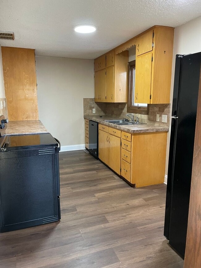 Building Photo - 4 Bedroom, 2 Bathroom House with Detached ...
