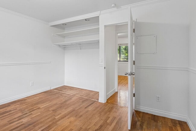 Building Photo - Bright Cozy Home w/ Deck & Yard Near Des M...