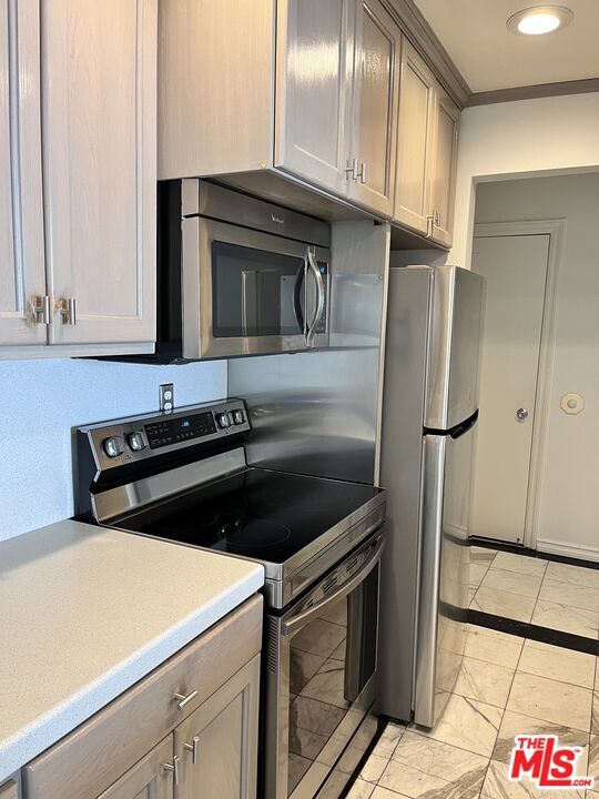 Building Photo - 906 N Doheny Dr