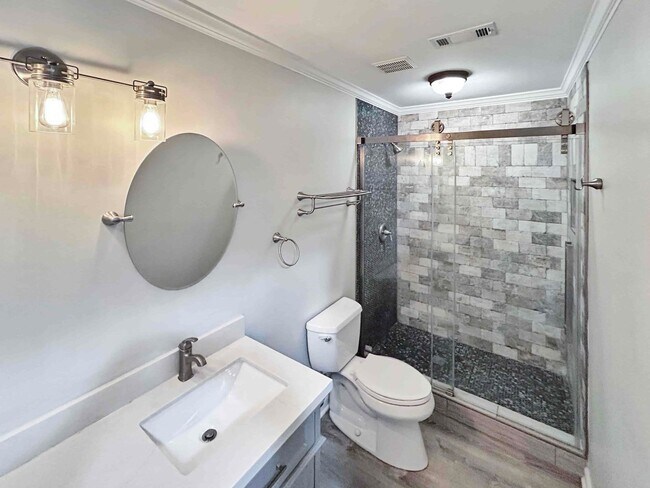 Building Photo - Charming 1 BR/1 BA Condo in Gated Sandy Sp...