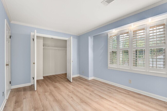 Building Photo - Townhome LOCATION!