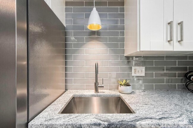 Building Photo - 361 E North St