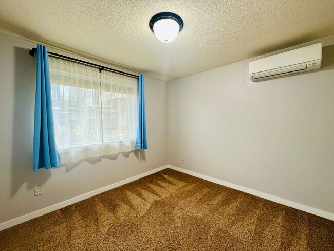 Building Photo - Two Bedroom Home with Den and Three Decks!