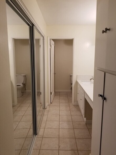 hall to closet and MB ensuite - 1770 Ximeno Ave