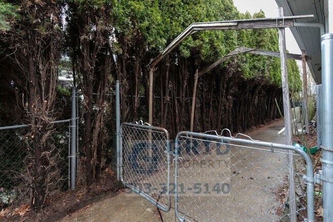 Building Photo - Spacious 4 Bedroom Single Family Home- Sou...