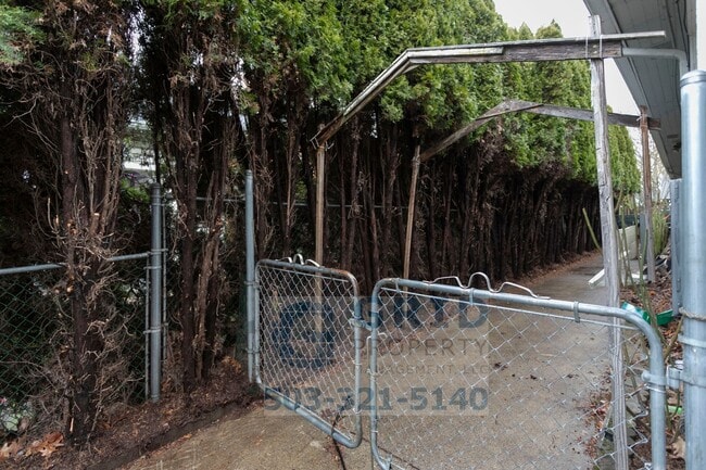 Building Photo - Spacious 4 Bedroom Single Family Home- South East Portland