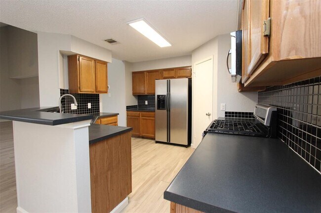 Building Photo - 15301 Ecorio Dr