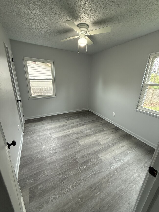 Building Photo - 44 S Bon Air Ave