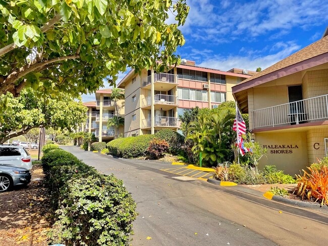 Building Photo - Step into the peaceful and lovingly cared-for 2-bedroom, 2-bath condo in Haleakala Shores — one o...
