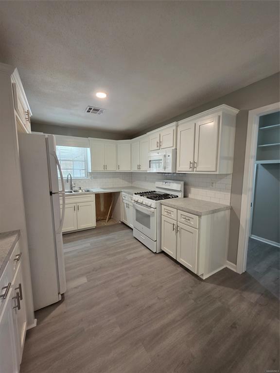 Building Photo - 744 Ledyard Pl