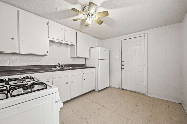 Building Photo - Spacious single story 2 bedroom 1 bath Ava...