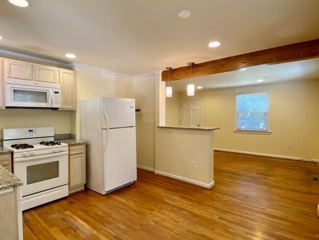 Building Photo - Adorable 2BR 1BA in Five Points - Applicat...