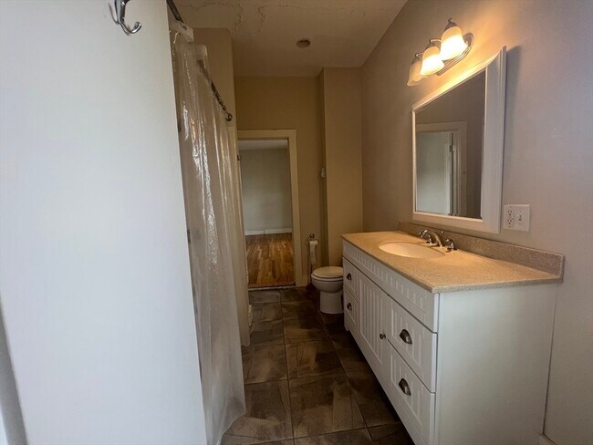 Building Photo - 76 Chestnut St