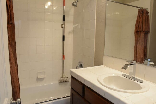 Building Photo - "Spacious 4-Bedroom Oasis with Granite Touches and Cozy Fireplace in Las Vegas!"