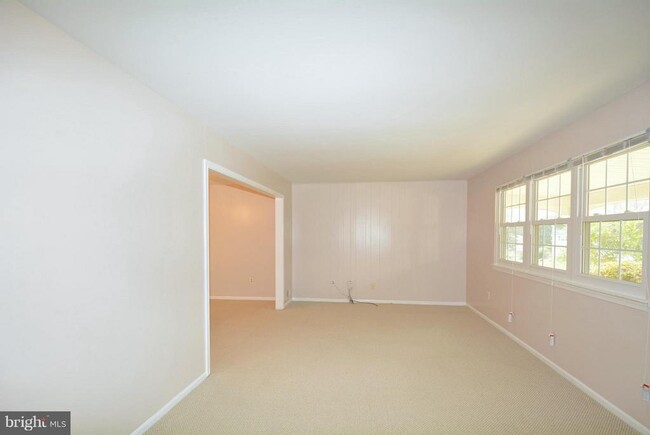 Building Photo - 5111 Gainsborough Dr