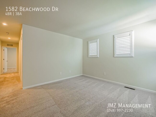 Building Photo - 1582 Beachwood Dr