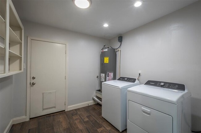 Building Photo - 3515 Lake Ridge Bend