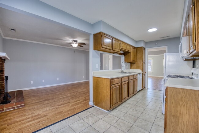 Building Photo - 5540 Finespun Last