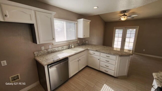 Building Photo - Immaculate 3 Bedroom 2 Bath House locate w...