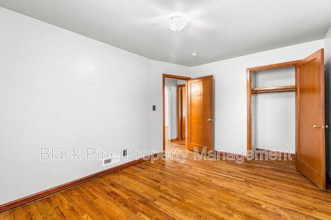 Building Photo - 910 W Orchard Ave