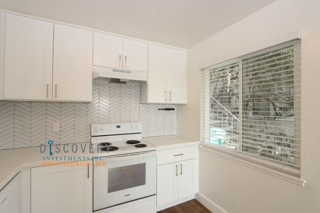 Building Photo - 1130 Wellington St