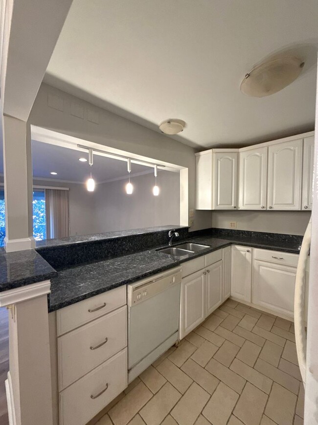 Building Photo - Come see this great condo in Myers Park in...