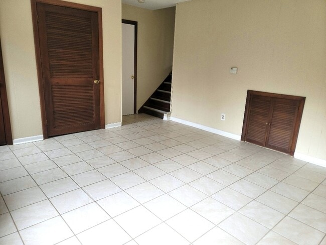 Building Photo - 70 Pine Ct