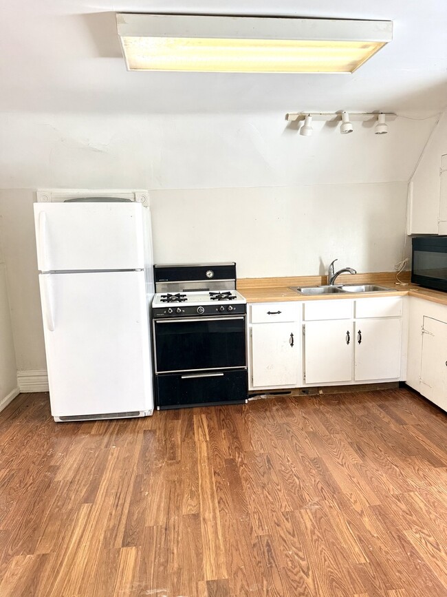 Building Photo - 674 St Charles St