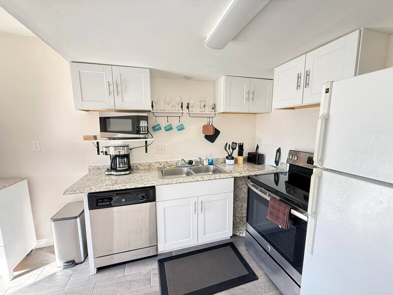 Building Photo - 308 Miracle Strip Pky SW