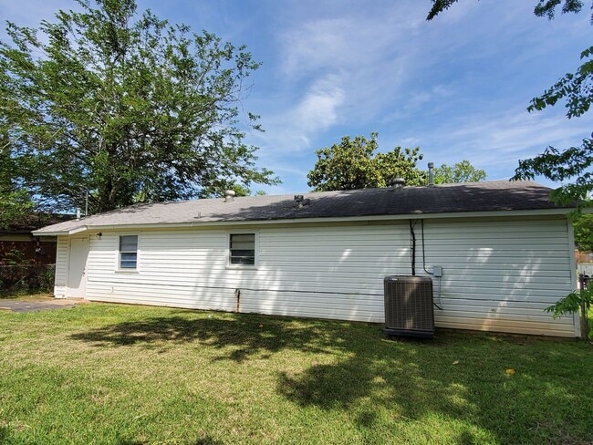 Building Photo - Southern Terrace - Just around the corner from Airline and Shed Road