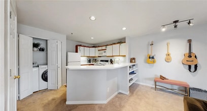 Building Photo - "Charming 1-Bedroom Condo with Mountain Views & Pool in Prime Boulder Location!"
