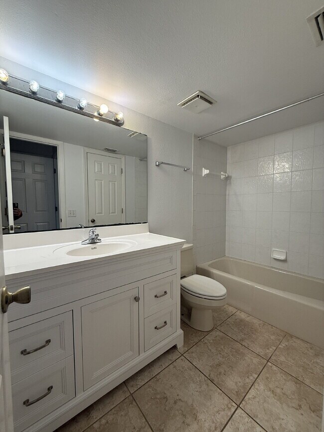 Building Photo - Beachside townhome with 3 bedrooms and 2 b...