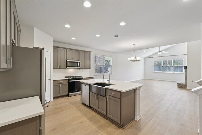 Building Photo - 308 Castlefields St