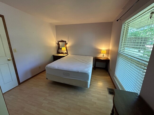 Building Photo - Rare short term lease with this 3/2 in Lake of the PInes - May or June-October