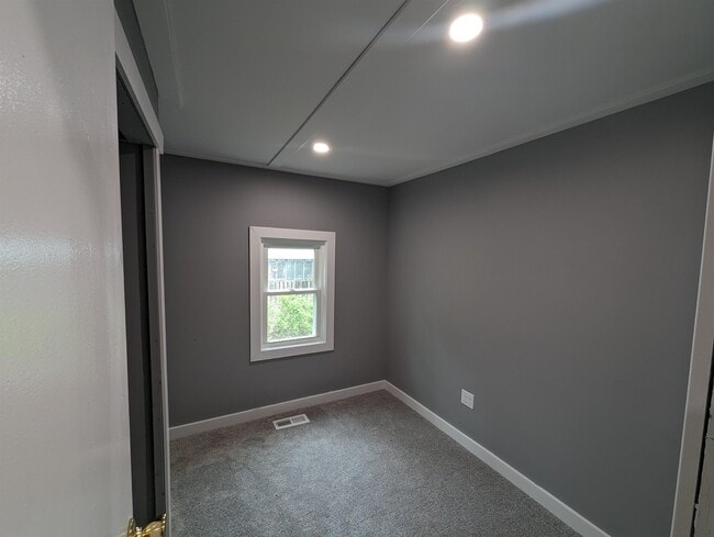 Building Photo - 8 Lower Landing Rd