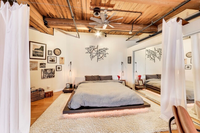 Building Photo - 913 W Van Buren St