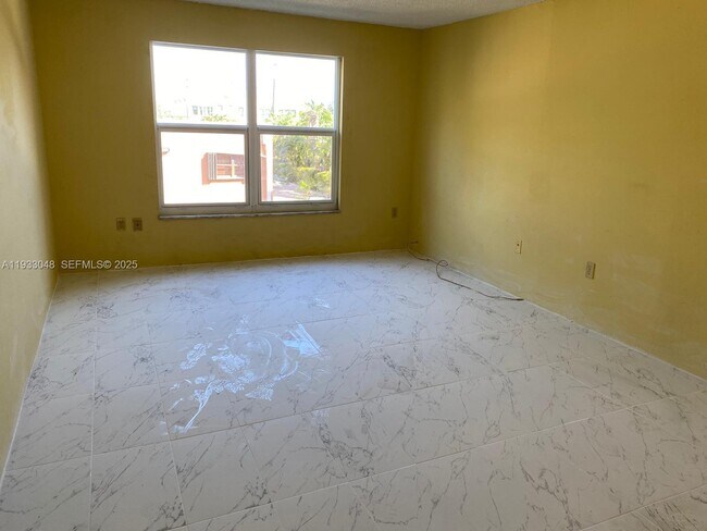 Building Photo - 555 NE 123rd St