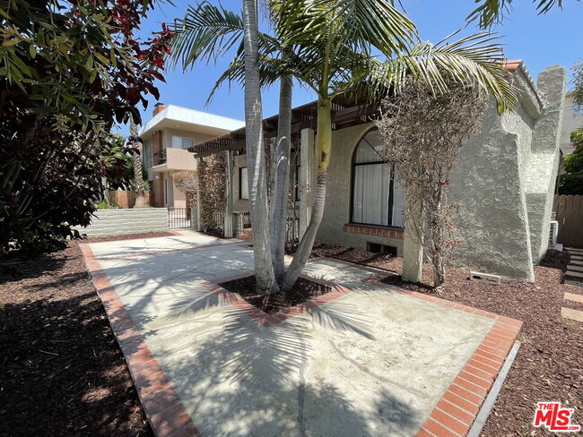 Building Photo - 3642 Empire Dr